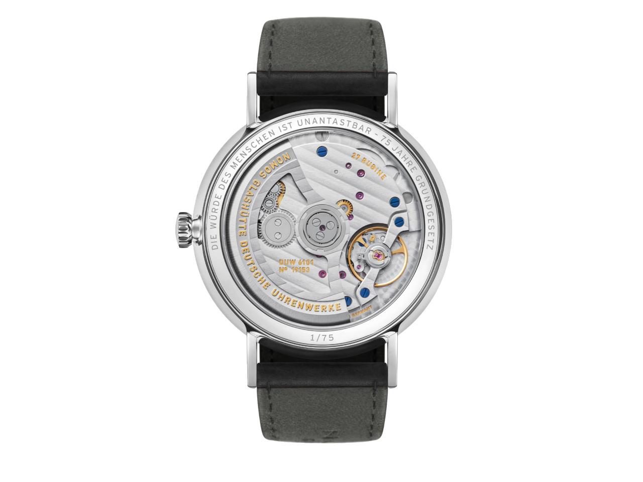 Nomos Glashütte Ludwig Neomatik 41 Datum 75 Jahre Grundgesetz Automatik Edelstahl 41mm weißes Zifferblatt schwarzes Lederband limitiert – Herrenuhren Uhr mit Datum aus Edelstahl und Leder. Das Gehäuse ist rund und silber. Das Lederarmband ist schwarz. Das Zifferblatt ist römisch Index und weiß. – Ansicht 2