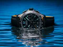 Union Glashütte Belisar Chronograph Sport Automatik Edelstahl Schwarz-DLC 43mm schwarzes Zifferblatt schwarzes Lederband – Herrenuhren Chronograph aus DLC beschichtet, Edelstahl und Leder. Das Gehäuse ist rund und silber. Das Lederarmband ist schwarz. Das Zifferblatt ist arabisch Index und schwarz. – Ansicht 11