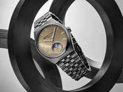 Frederique Constant Highlife Moonphase Date Manufacture Automatik Edelstahl 39mm beiges Zifferblatt Metallband und blaues Lederband – Herrenuhren Uhr mit Datum aus Edelstahl und Leder. Das Gehäuse ist rund und silber. Das Edelstahlarmband ist silber. Das Zifferblatt ist ein Index in beige. – Ansicht 8