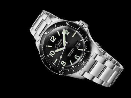 Glashütte Original SeaQ Panoramadatum Automatik Edelstahl 43mm schwarzes Zifferblatt Metallband – Herrenuhren Uhr mit Datum aus Edelstahl. Das Gehäuse ist rund und silber. Das Edelstahlarmband ist silber. Das Zifferblatt ist arabisch Index und schwarz. – Ansicht 4