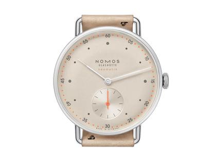 Nomos Glashütte Metro neomatik 35 Champagner Automatik Edelstahl 35mm beiges Zifferblatt beiges Lederband – Damenuhren Uhr ohne Datum aus Edelstahl. Das Gehäuse ist rund und silber. Das Lederarmband ist braun. Das Zifferblatt ist arabisch Index und beige. – Ansicht 2