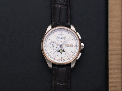 Union Glashütte Belisar Chronograph Mondphase Automatik Edelstahl 42mm weißes Zifferblatt braunes Lederband – Herrenuhren Chronograph aus Edelstahl. Das Gehäuse ist rund und silber. Das Lederarmband ist braun. Das Zifferblatt ist arabisch Index und silber. – Ansicht 2