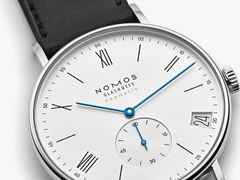 Nomos Glashütte Ludwig neomatik 41 Datum Automatik Edelstahl weißes Zifferblatt schwarzes Lederband – Herrenuhren Uhr mit Datum aus Edelstahl. Das Gehäuse ist rund und silber. Das Lederarmband ist schwarz. Das Zifferblatt ist arabisch Index und weiß. – Ansicht 2