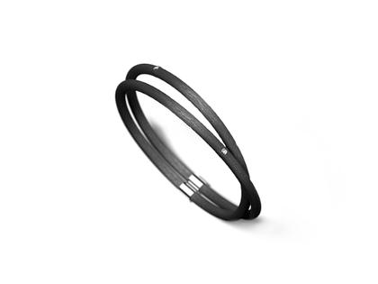 André Ribeiro Armreif Kautschuk zweireihig 4mm mit Brillanten 0,040ct – Armschmuck Armreif in schwarz und aus 750 Weißgold und Kautschuk.