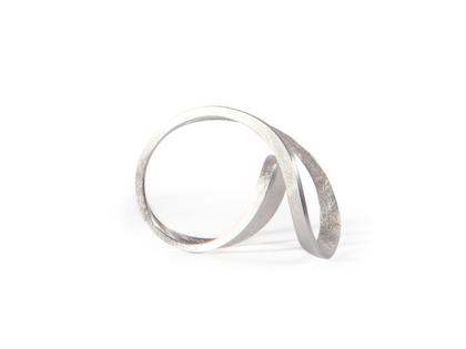 Jutta Ulland Windungen und Wendungen Ring Silber mattiert klein – Ringe Ring in silber und aus 925 Silber.