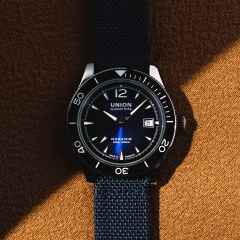 Union Glashütte Noramis Datum Sport Automatik Edelstahl 42mm blaues Zifferblatt Metallband und Textilband – Herrenuhren Uhr mit Datum aus Edelstahl und Keramik. Das Gehäuse ist rund und silber. Das Edelstahlarmband ist silber. Das Zifferblatt ist arabisch Index und blau. – Ansicht 6