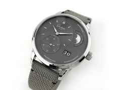 Glashütte Original PanoMaticLunar Automatik Edelstahl 40mm grau Textilband 1-90-02-43-32-66 Full Set mit Garantie Occasion – Herrenuhren Uhr mit Datum aus Edelstahl. Das Gehäuse ist rund und silber. Das Textilarmband ist grau. Das Zifferblatt ist arabisch Index und grau. – Ansicht 4