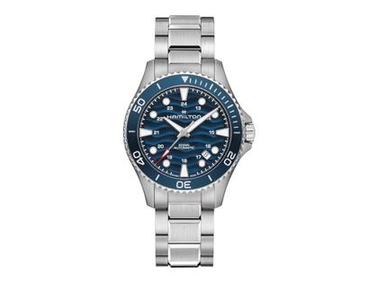 Hamilton Khaki Navy Scuba GMT Automatik Edelstahl 43mm blaues Zifferblatt Metallband – Herrenuhren Uhr mit Datum aus Edelstahl. Das Gehäuse ist rund und silber. Das Edelstahlarmband ist silber. Das Zifferblatt ist ein Index in blau.