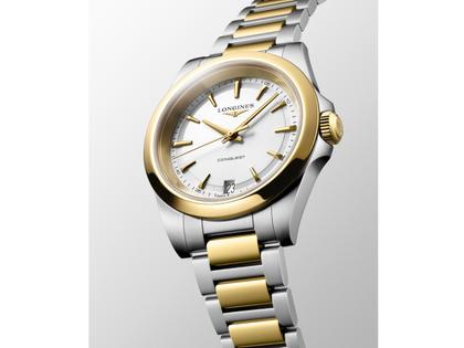 Longines Conquest Quarz Edelstahl 34mm weißes Zifferblatt Metallband – Damenuhren Uhr mit Datum aus Edelstahl und PVD beschichtet. Das Gehäuse ist rund und silber. Das Edelstahlarmband ist silber-gelbgold. Das Zifferblatt ist ein Index in weiß. – Ansicht 3