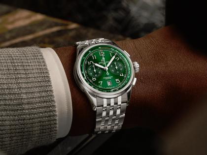 Breitling Premier B01 Chronograph 42 Automatik Edelstahl grünes Zifferblatt Metallband – Herrenuhren Chronograph aus Edelstahl. Das Gehäuse ist rund und silber. Das Edelstahlarmband ist silber. Das Zifferblatt ist arabisch und grün. – Ansicht 5