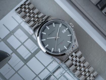 Bruno Söhnle Glashütte Turin Automatik Edelstahl 39,5mm graues Zifferblatt Metallband – Herrenuhren Uhr mit Datum aus Edelstahl. Das Gehäuse ist rund und silber. Das Edelstahlarmband ist silber. Das Zifferblatt ist ein Index in grau. – Ansicht 4
