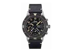 Sinn Spezialuhren 156.1 Fliegerchronograph Automatik Edelstahl 43mm schwarzes Zifferblatt schwarzes Lederband limitiert – Herrenuhren Chronograph aus Edelstahl. Das Gehäuse ist rund und silber. Das Lederarmband ist schwarz. Das Zifferblatt ist arabisch und schwarz.