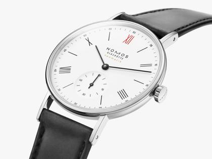 Nomos Glashütte Ludwig 36 Neomatik "Ärzte ohne Grenzen" Limited Edition Automatik Edelstahl 36mm weißes Zifferblatt schwarzes Lederband – Damenuhren Uhr ohne Datum aus Edelstahl. Das Gehäuse ist rund und silber. Das Lederarmband ist schwarz. Das Zifferblatt ist römisch Index und weiß. – Ansicht 2