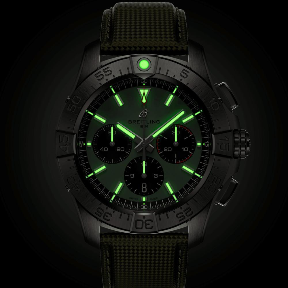 Breitling Avenger B01 Chronograph 44 Automatik Edelstahl grünes Zifferblatt olivgrünes Lederband – Herrenuhren Chronograph aus Edelstahl und Leder. Das Gehäuse ist rund und silber. Das Lederarmband ist grün. Das Zifferblatt ist ein Index in grün. – Ansicht 6