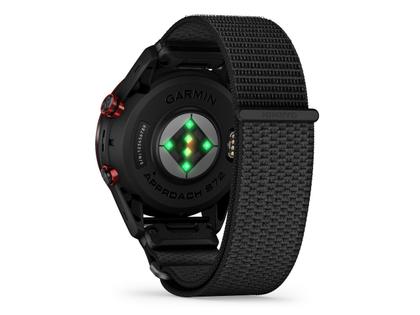 Garmin Approach S72 Titan Schwarz-DLC 47mm digitales Display schwarzes Textilband – Herrenuhren Uhr Multifunktion aus Keramik und Kunststoff. Das Gehäuse ist rund und schwarz. Das Textilarmband ist schwarz. Das Zifferblatt ist digital und schwarz. – Ansicht 4