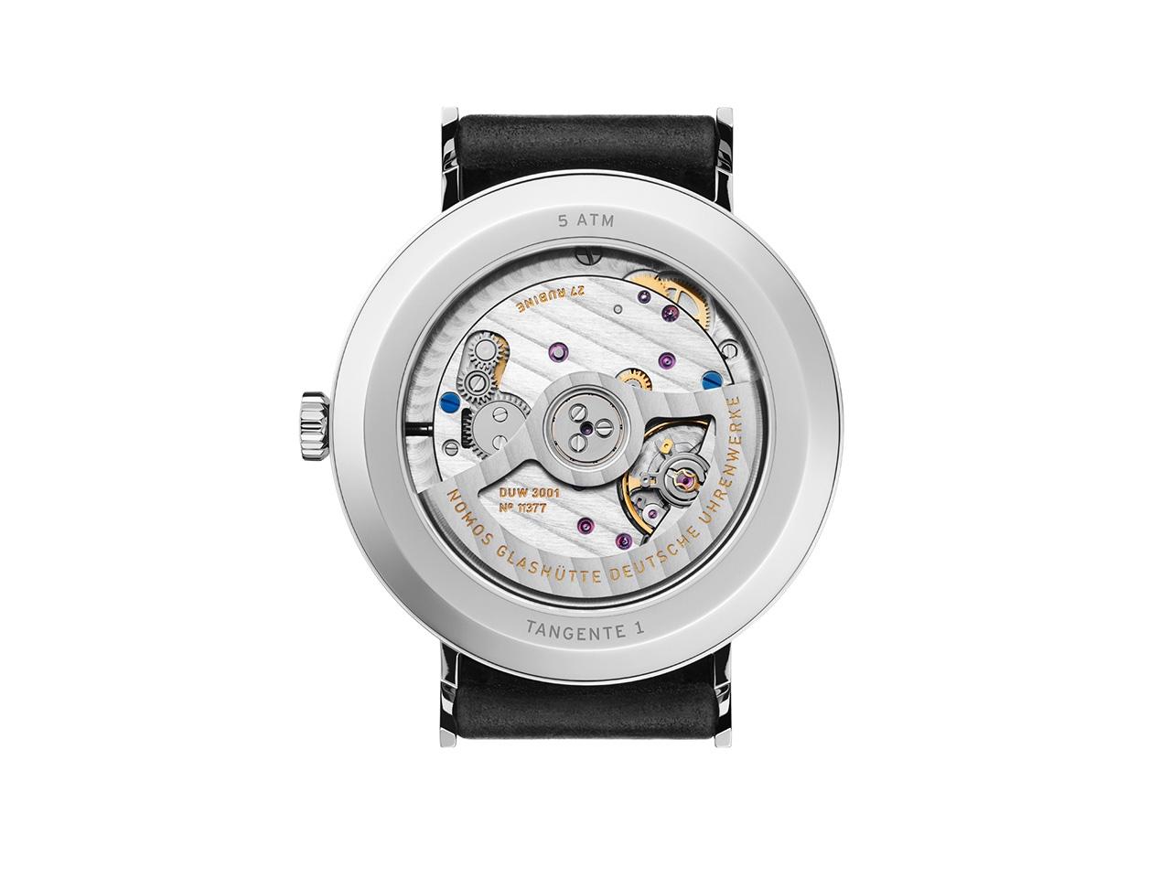 Nomos Glashütte Tangente 39 neomatik Automatik Edelstahl 39mm weißes Zifferblatt schwarzes Lederband – Herrenuhren Uhr ohne Datum aus Edelstahl. Das Gehäuse ist rund und silber. Das Lederarmband ist schwarz. Das Zifferblatt ist arabisch Index und weiß. – Ansicht 4