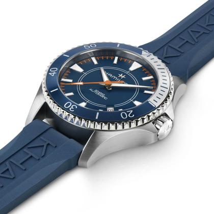 Hamilton Khaki Navy x Syroco Special Edition Automatik Edelstahl 40mm blaues Zifferblatt blaues Kautschukband – Herrenuhren Uhr mit Datum aus Edelstahl und Kautschuk. Das Gehäuse ist rund und silber. Das Kautschuk / Kunststoff / Silikon Armband ist blau. Das Zifferblatt ist ein Index in blau. – Ansicht 3