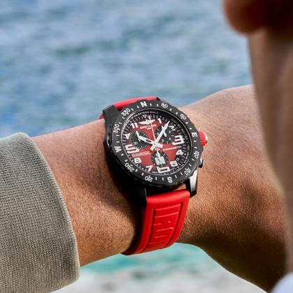 Breitling Endurance Pro 44 Ironman Chronograph Quarz Breitlight schwarzes Zifferblatt rotes Kautschukband – Herrenuhren Chronograph aus Sonstiges. Das Gehäuse ist rund und schwarz. Das Kautschuk / Kunststoff / Silikon Armband ist rot. Das Zifferblatt ist arabisch und schwarz. – Ansicht 5