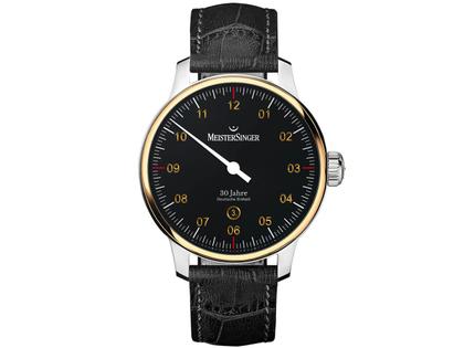 MeisterSinger No 03 30 Jahre Deutsche Einheit Limited Edition bicolor – Herrenuhren Uhr mit Datum aus Edelstahl und Leder. Das Gehäuse ist rund und silber-gelbgold. Das Lederarmband ist schwarz. Das Zifferblatt ist arabisch und schwarz.
