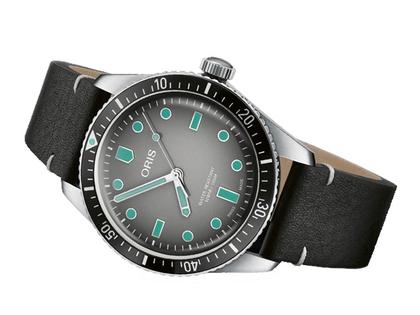 Oris Divers Sixty-Five Automatik Edelstahl 40mm graues Zifferblatt schwarzes Lederband – Herrenuhren Uhr ohne Datum aus Edelstahl und Leder. Das Gehäuse ist rund und silber. Das Lederarmband ist schwarz. Das Zifferblatt ist ein Index in grau. – Ansicht 2