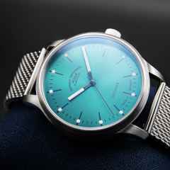 Mühle Glashütte Panova Türkisblau Automatik Edelstahl 40mm Metallband – Herrenuhren Uhr ohne Datum aus Edelstahl. Das Gehäuse ist rund und silber. Das Edelstahlarmband ist silber. Das Zifferblatt ist ein Index in blau. – Ansicht 2