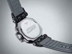 Tissot T-Race MotoGP               2020 / 2021 Chronograph Limited Edition Marc Marquez Quarz – Herrenuhren Chronograph aus Edelstahl und PVD beschichtet. Das Gehäuse ist rund und schwarz. Das Lederarmband ist schwarz. Das Zifferblatt ist ein Index in schwarz. – Ansicht 4