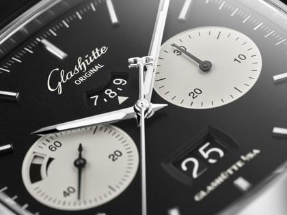 Glashütte Original Seventies Chronograph XV Limited Edition Automatik Edelstahl 40mm schwarzes Zifferblatt Metallband – Herrenuhren Chronograph aus 750 Weißgold und Edelstahl. Das Gehäuse ist quadratisch und silber. Das Edelstahlarmband ist silber. Das Zifferblatt ist ein Index in schwarz. – Ansicht 5