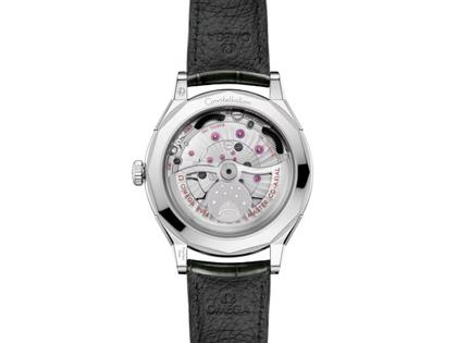 Omega Constellation Observatory Automatik Edelstahl 39mm silbernes Zifferblatt schwarzes Lederband – Herrenuhren Uhr ohne Datum aus 750 Rotgold, Edelstahl und Leder. Das Gehäuse ist rund und silber. Das Lederarmband Kroko / Alligator ist schwarz. Das Zifferblatt ist ein Index in silber. – Ansicht 2