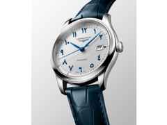 Longines Master Collection Arabic Dial Automatik Edelstahl 41mm silbernes Zifferblatt blaues Lederband – Herrenuhren Uhr mit Datum aus Edelstahl und Leder. Das Gehäuse ist rund und silber. Das Lederarmband Kroko / Alligator ist blau. Das Zifferblatt ist arabisch und silber. – Ansicht 3