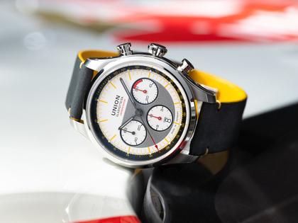 Union Glashütte Belisar Chronograph Silvretta Classic 2026 Limitierte Edition Automatik Edelstahl 44mm beiges Zifferblatt gelbes Textilband schwarzes Lederband und Metallband – Herrenuhren Chronograph aus Edelstahl und Leder. Das Gehäuse ist rund und silber. Das Textilarmband ist gelb. Das Zifferblatt ist ein Index in beige. – Ansicht 10