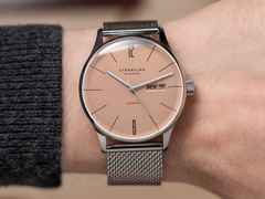 Sternglas Berlin Automatik Edelstahl 38mm beiges Zifferblatt Metallband – Herrenuhren Uhr mit Datum aus Edelstahl und Leder. Das Gehäuse ist rund und silber. Das Edelstahlarmband ist silber. Das Zifferblatt ist ein Index in beige. – Ansicht 2