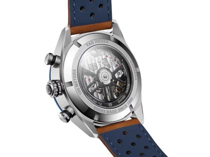 TAG Heuer Carrera Chronograph Automatik Edelstahl 44mm blaues Zifferblatt braunes Lederband – Herrenuhren Chronograph aus Edelstahl und Keramik. Das Gehäuse ist rund und silber. Das Lederarmband ist braun. Das Zifferblatt ist ein Index in blau. – Ansicht 3