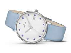 Junghans FORM Damen Quarz Edelstahl 34mm versilbertes Zifferblatt blaues Lederband – Damenuhren Uhr mit Datum aus Edelstahl und Leder. Das Gehäuse ist rund und silber. Das Lederarmband ist blau. Das Zifferblatt ist ein Index in silber. – Ansicht 2