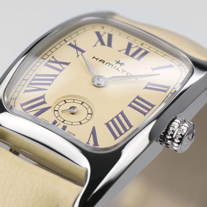 Hamilton American Classic Boulton Small Second M Quarz Edelstahl beigefarbenes Zifferblatt beigefarbenes Lederband – Herrenuhren Uhr ohne Datum aus Edelstahl und Leder. Das Gehäuse ist rechteckig und silber. Das Lederarmband ist beige. Das Zifferblatt ist römisch und beige. – Ansicht 4