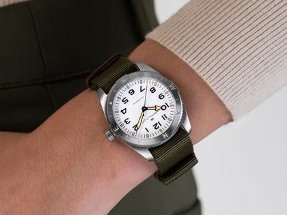 Hamilton Khaki Field Expedition Automatik Edelstahl 41mm weißes Zifferblatt olivgrünes Textilband – Herrenuhren Uhr ohne Datum aus Edelstahl. Das Gehäuse ist rund und silber. Das Textilarmband ist grün. Das Zifferblatt ist ein Index in weiß. – Ansicht 6