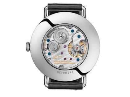 Nomos Glashütte Metro Datum Gangreserve Handaufzug Edelstahl 37mm weißes Zifferblatt schwarzes Lederband – Herrenuhren Uhr mit Datum aus Edelstahl. Das Gehäuse ist rund und silber. Das Lederarmband ist schwarz. Das Zifferblatt ist arabisch Index und silber. – Ansicht 3