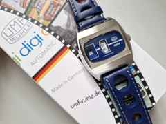 UMF Ruhla Scheibenuhr Automatik mit springender Stunde Edelstahl 41mm blaues Zifferblatt blaues Lederband limitiert – Herrenuhren Uhr ohne Datum aus Edelstahl, Keramik und Leder. Das Gehäuse ist tonneauform und silber. Das Lederarmband ist blau. Das Zifferblatt ist digital und blau. – Ansicht 3