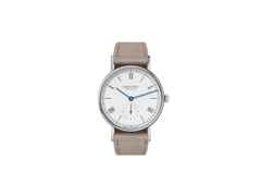 Nomos Glashütte Ludwig 33 Handaufzug Edelstahl weißes Zifferblatt braunes Lederband Glasboden – Damenuhren Uhr ohne Datum aus Edelstahl und Leder. Das Gehäuse ist rund und silber. Das Lederarmband ist beige. Das Zifferblatt ist römisch Index und weiß.