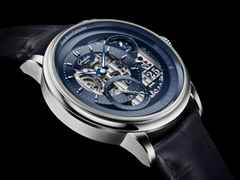 Glashütte Original PanoMaticCalendar Automatik Platin 42mm skelettiertes Zifferblatt blaues Lederband limitiert – Herrenuhren Uhr mit Kalender aus 750 Weißgold, 950 Platin und Leder. Das Gehäuse ist rund und silber. Das Lederarmband Kroko / Alligator ist blau. Das Zifferblatt ist ein Index in blau. – Ansicht 6