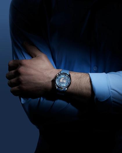 Omega Seamaster Aqua Terra 150M Automatik Edelstahl 43mm hellblaues Zifferblatt Kautschukband Summer Blue – Herrenuhren Uhr mit Datum aus Edelstahl. Das Gehäuse ist rund und silber. Das Kautschuk / Kunststoff / Silikon Armband ist blau. Das Zifferblatt ist ein Index in blau. – Ansicht 4