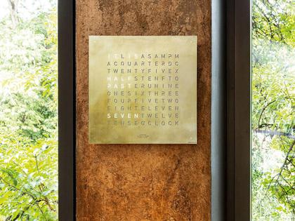 Qlocktwo Earth 45 Creator's Edition Silver & Gold mit weiß lackiertem Holz – Großuhren Wanduhr aus 1000 Gold, 1000 Silber und Edelstahl. Das Gehäuse ist quadratisch. Das Zifferblatt ist digital und beige. – Ansicht 2