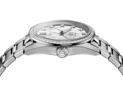 TAG Heuer Carrera Date Automatik Edelstahl 36mm weißes Perlmutt-Zifferblatt mit Brillanten Metallband – Damenuhren Uhr mit Datum aus Edelstahl. Das Gehäuse ist rund und silber. Das Edelstahlarmband ist silber. Das Zifferblatt ist ein Index in weiß. – Ansicht 5