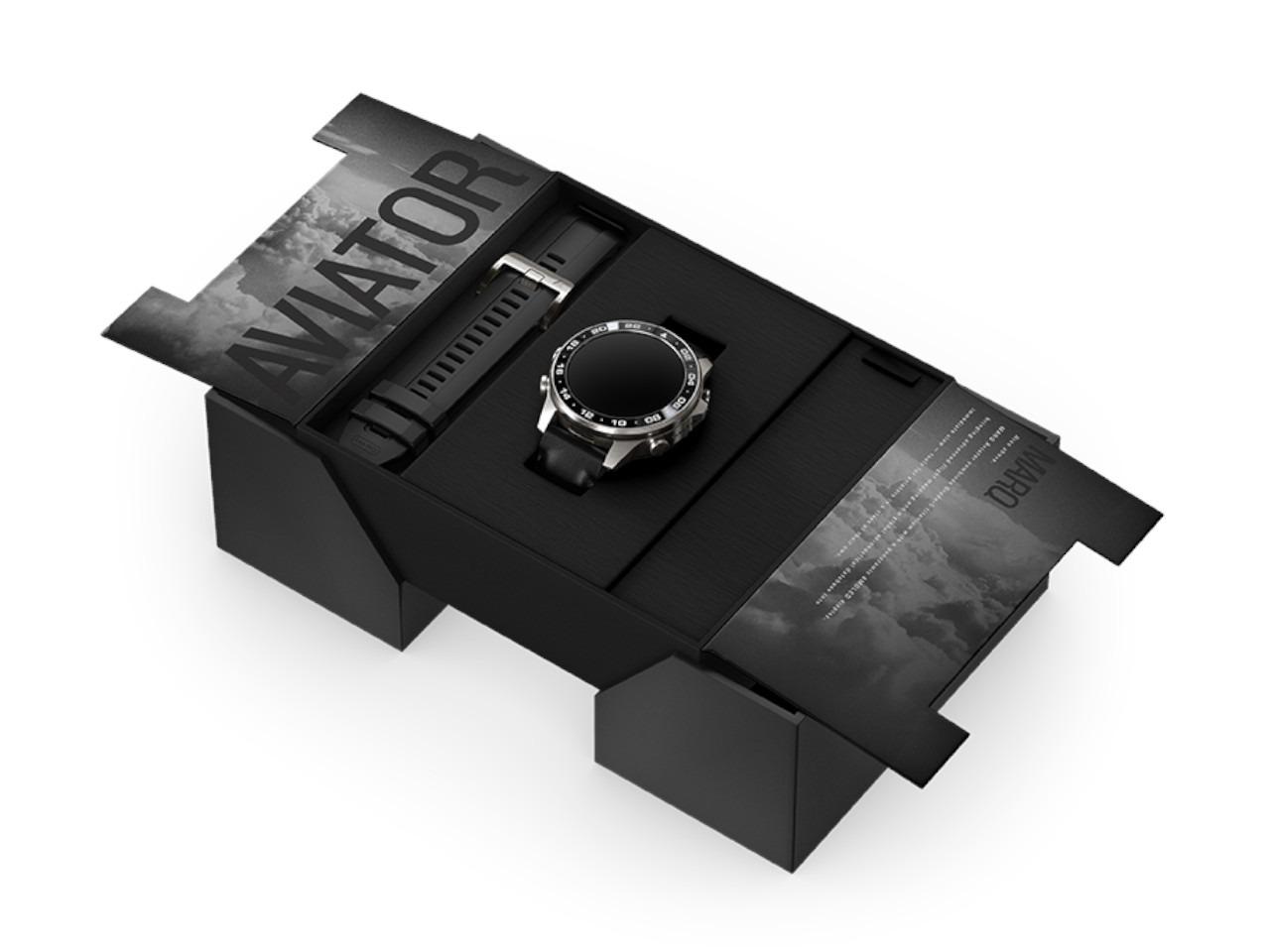 Garmin MARQ Aviator Gen 3 Titan 47mm digitales Display schwarzes Lederband – Herrenuhren Uhr Multifunktion aus Keramik, Leder und Titan. Das Gehäuse ist rund und grau. Das Lederarmband ist schwarz. Der Zifferblatt ist digital. – Ansicht 6