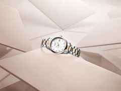 Longines Conquest Classic Quarz Edelstahl 34mm weißes Perlmutt-Zifferblatt mit Diamanten Metallband – Damenuhren Uhr mit Datum aus Edelstahl. Das Gehäuse ist rund und silber-roségold. Das Edelstahlarmband ist silber-roségold. Das Zifferblatt ist ein Index in weiß. – Ansicht 2