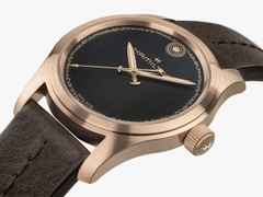 Hamilton Khaki Field The Odyssey Limited Edition Automatik Bronze 42mm schwarzes Zifferblatt braunes Lederband – Herrenuhren Uhr ohne Datum aus Bronze, Leder und Titan. Das Gehäuse ist rund und bronze. Das Lederarmband ist braun. Das Zifferblatt ist ohne Zeichen und schwarz. – Ansicht 3
