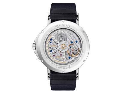 Nomos Glashütte Ahoi Atlantik Automatik Glasboden – Herrenuhren Uhr ohne Datum aus Edelstahl. Das Gehäuse ist rund und silber. Das Textilarmband ist blau. Das Zifferblatt ist arabisch Index und blau. – Ansicht 4