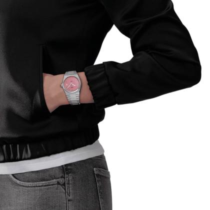 Tissot PRX Quarz Edelstahl 35mm rosafarbenes Zifferblatt Metallband – Damenuhren Uhr mit Datum aus Edelstahl. Das Gehäuse ist rund und silber. Das Edelstahlarmband ist silber. Das Zifferblatt ist ein Index in rosa. – Ansicht 4