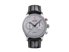 Union Glashütte Noramis Chronograph Paul Pietsch Sonderedition Automatik Edelstahl 42mm silberfarbenes Zifferblatt schwarzes Lederband – Herrenuhren Chronograph aus Edelstahl. Das Gehäuse ist rund und silber. Das Lederarmband ist schwarz. Das Zifferblatt ist arabisch Index und silber.