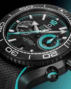 Omega Seamaster Planet Ocean 600M Chronograph ETNZ Deep Black Automatik Keramik 45,5mm schwarzes Zifferblatt schwarz türkises Kautschukband – Herrenuhren Chronograph aus Edelstahl, Kautschuk und Keramik. Das Gehäuse ist rund und schwarz. Das Kautschuk / Kunststoff / Silikon Armband ist schwarz. Das Zifferblatt ist arabisch Index und schwarz. – Ansicht 3