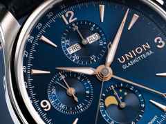 Union Glashütte Belisar Chronograph Mondphase Automatik Edelstahl 42mm blaues Zifferblatt blaues Lederband – Herrenuhren Chronograph aus Edelstahl und Leder. Das Gehäuse ist rund und silber. Das Lederarmband ist blau. Das Zifferblatt ist arabisch Index und blau. – Ansicht 4